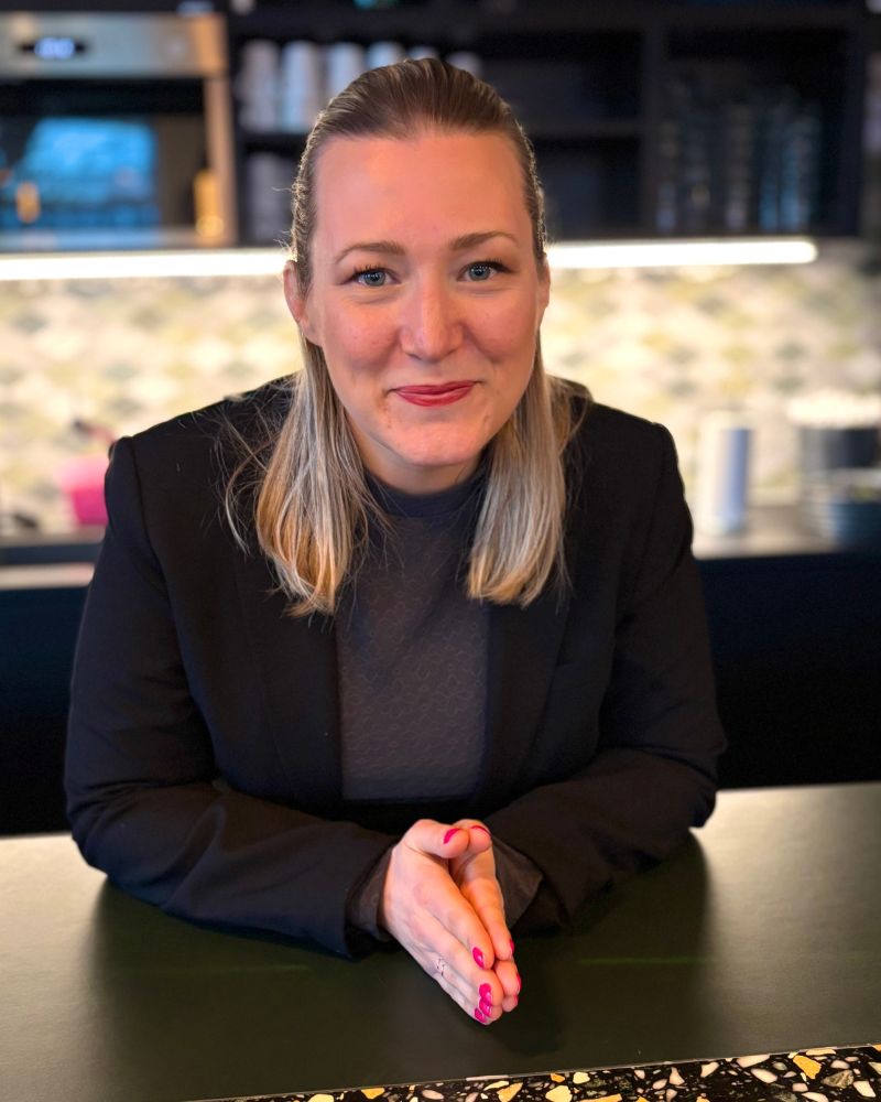 Josephine MI utbildare tittar in i kameran