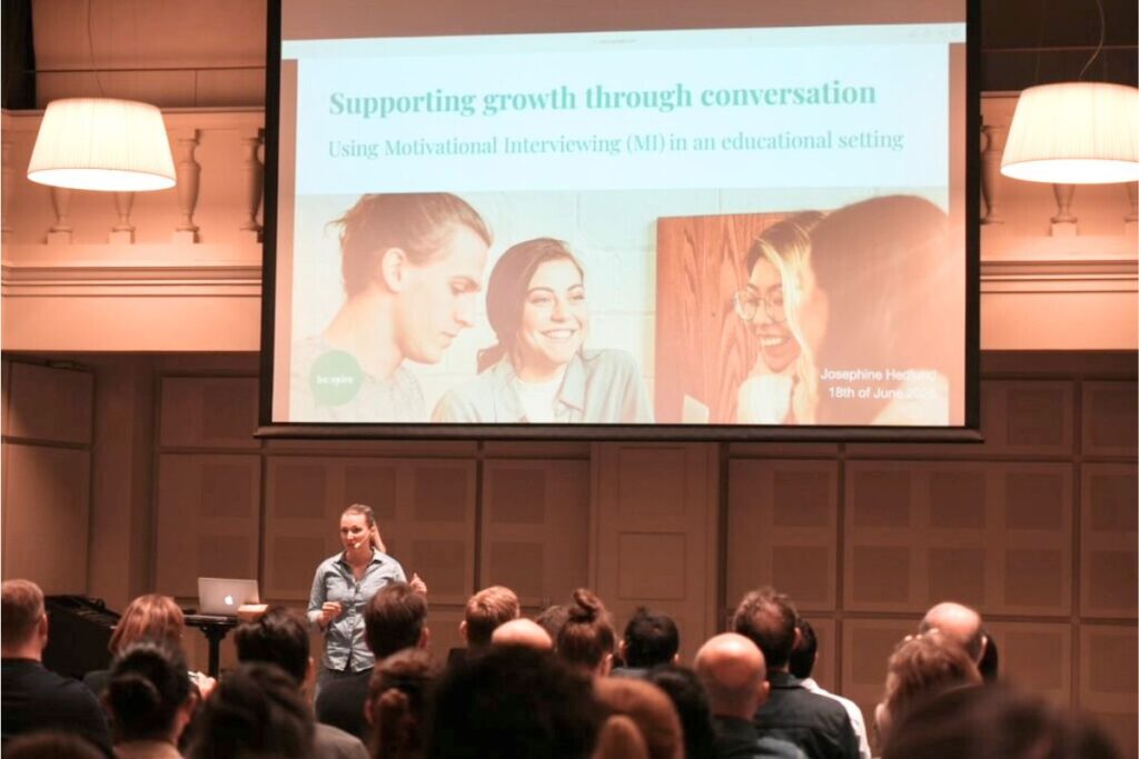 Jospehine föreläsarer om MI för en stor publik